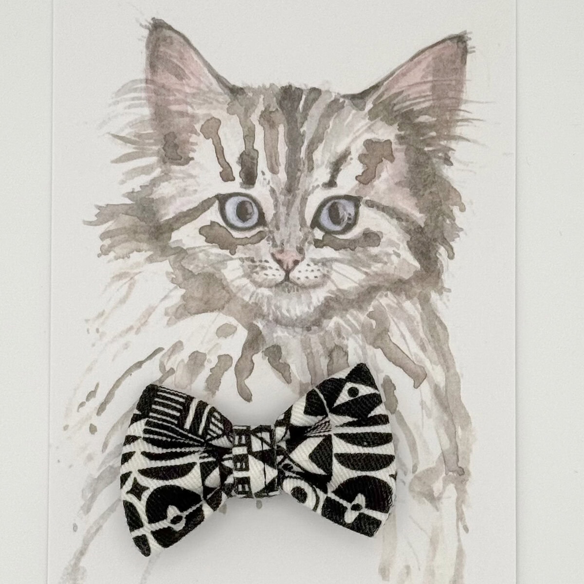 HW-CAT-0002_BD_ Cat Bow Tie_Card copy Hiro + Wolf Bow Wow Haus Bow Tie in black and white geometric print, displayed on a brand card featuring a hand-drawn cat illustration.